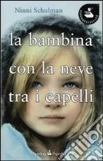 La bambina con la neve tra i capelli